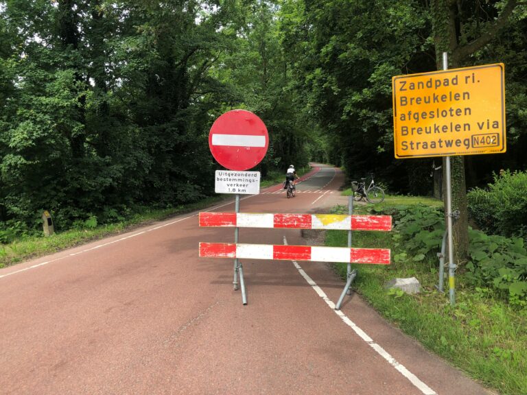 Verkeersborden geven aan dat het Zandpad is afgesloten. Op een bord valt te lezen: Zandpad ri. Breukelen afsloten, Breukelen via Straatweg N402.