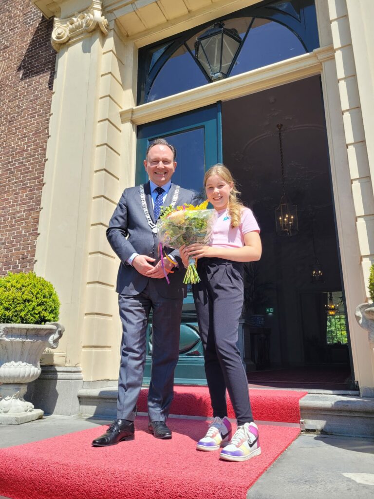 Burgemeester Ap Reinders met de nieuwe kinderburgemeester Maureen Klarenbeek