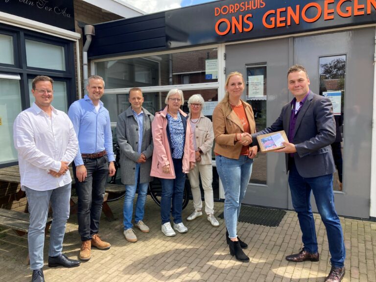 Wethouder Frank van Liempdt overhandigt de attentie aan de voorzitter van de Dorpsraad, Toni van Selm.