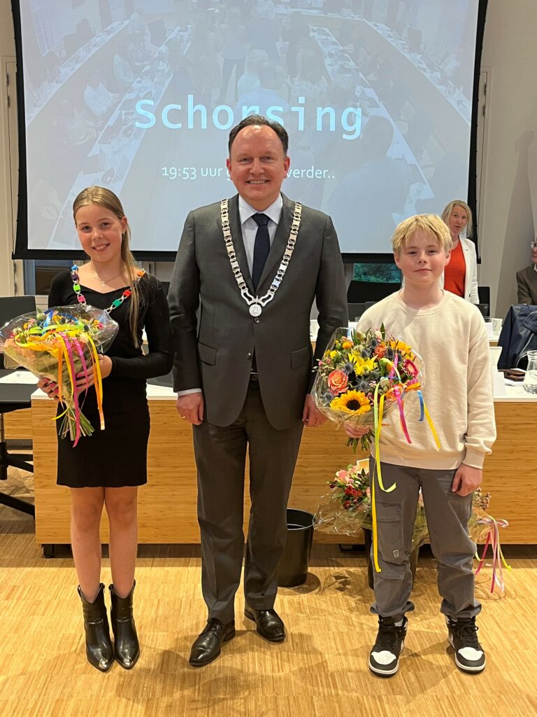 Nieuwe kinderburgemeester, burgemeester Ap Reinders en de vertrekkende kinderburgemeester Benjamin Boomsma.