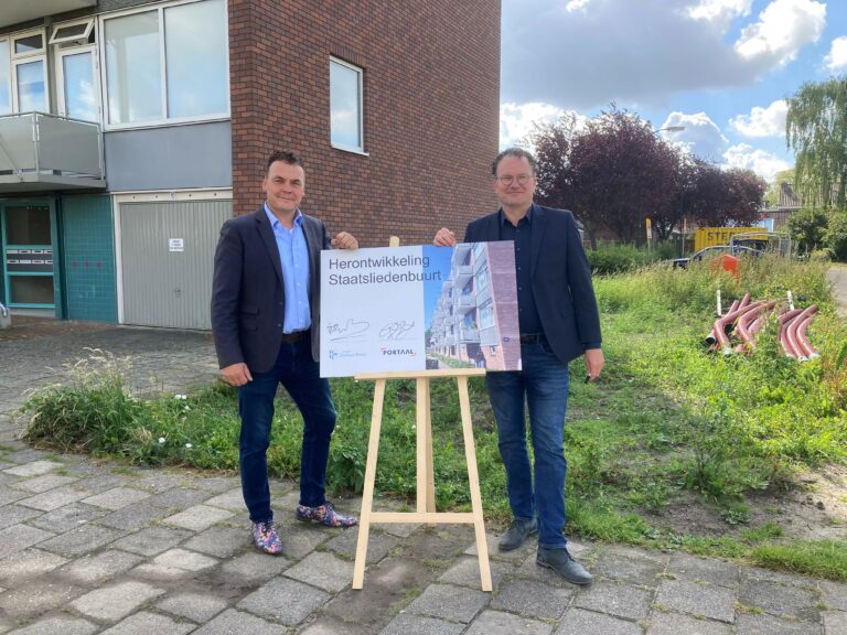 Manager Reijnder Jan Spits van Portaal en wethouder Frank van Liempdt tekenen op de projectlocatie de overeenkomst.