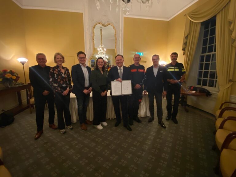 vlnr Dick Polman (wethouder Stichtse Vecht), Judith van Eijk (Zwanenkamp), Geert Jonker (Boomstede), Merel Hurenkamp (PVO), Cor Heutenik (VRU), Paul Loeff (Bisonspoor) en Eric van Heumen (politie).