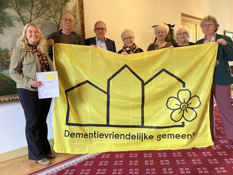 Wethouder Karin van Vliet nam het certificaat en de vlag vol trots in ontvangst van Adri Koersvelt van Alzheimer Nederland-Westelijk Utrecht.